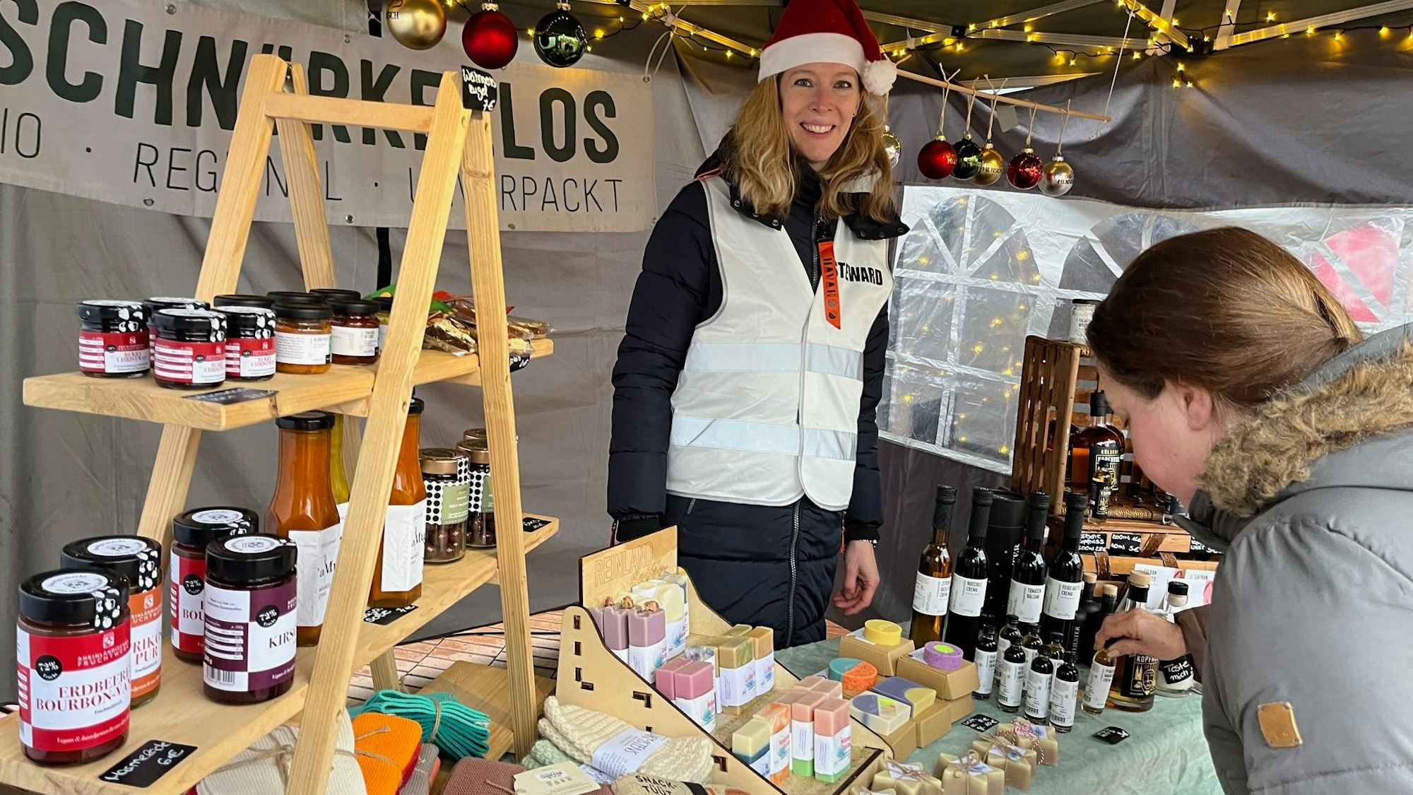 Ein Stand auf dem Weihnachtsmarkt hat Seifen und Marmeladen im Angebot.