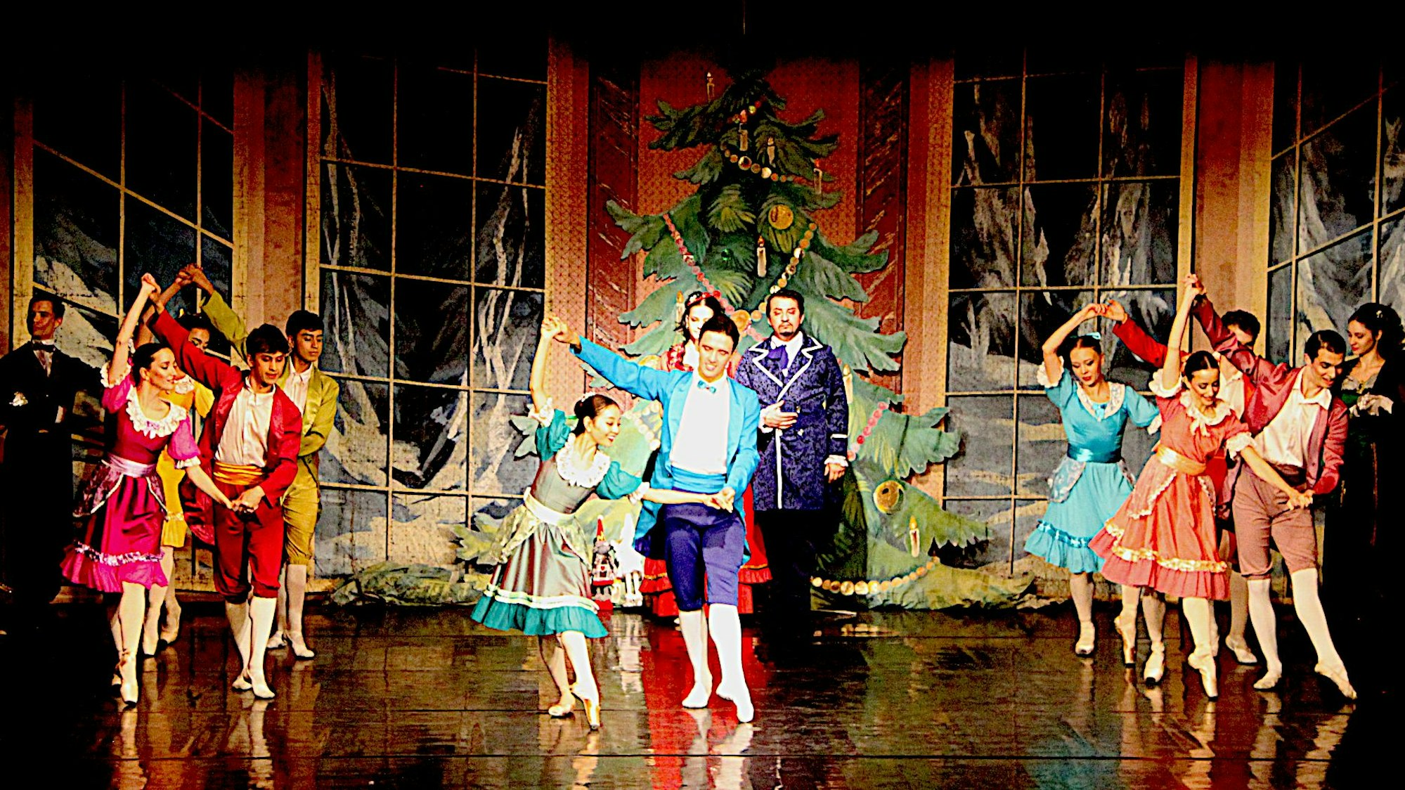 Das Bild zeigt mehrere Tanzpaare in historischen Kostümen.