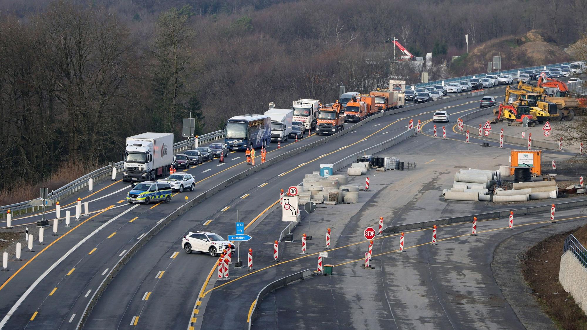Autos stehen in der Nähe der Rahmedetalbrücke nach der Eröffnung im Stau. Fast vier Jahren war im Sauerland die wichtige Nord-Süd-Achse A45 wegen einer maroden Brücke unterbrochen. Die marode Brücke war Anfang Dezember 2021 gesperrt und später gesprengt worden.