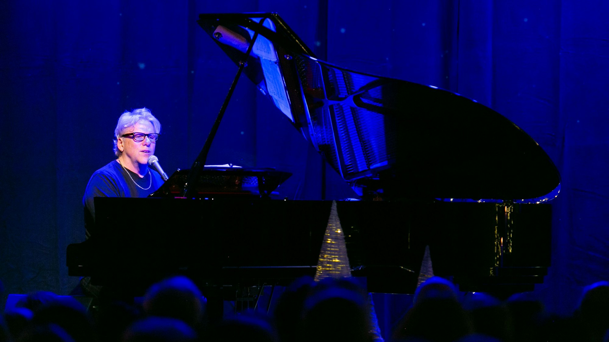 Silent Night: Der kanadische Singer-Songwriter Danny Plett sang am Flügel beim „Christmas Gospel“ im Martin-Luther-Haus in Bergneustadt-Wiedenest. In dieser Reihe ist er ein regelmäßiger Gast der Kirchengemeinde.