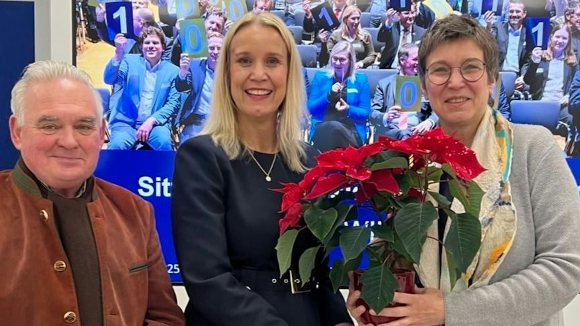 Susanne Kayser-Dobiey gratuliert Harald Könen und Dr. Monika Mertens.