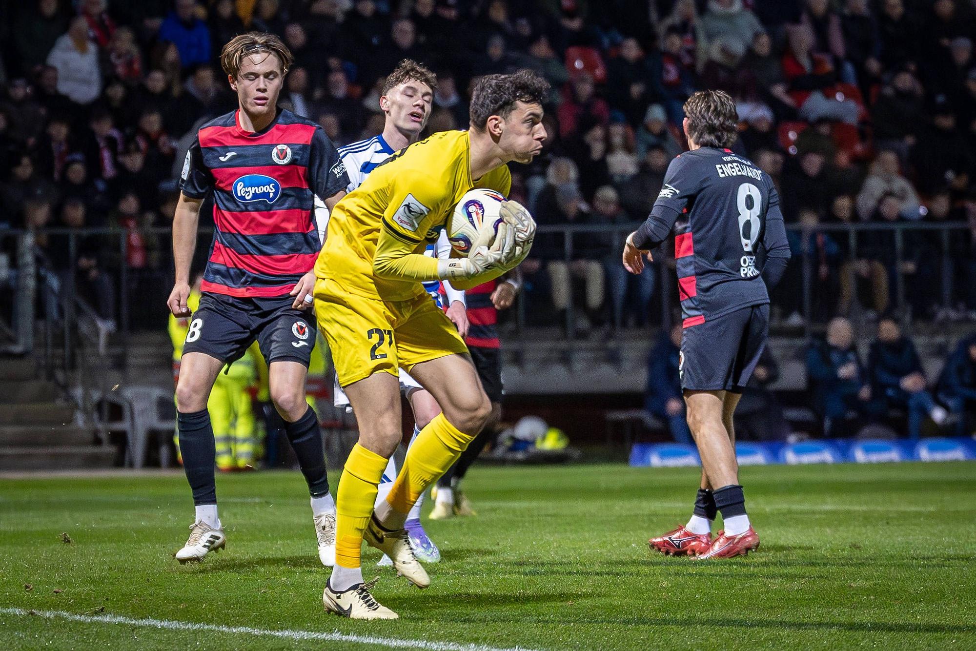 3. Liga: FC Viktoria Köln - MSV Duisburg, 21.12.2025 Arne Schulz Viktoria Köln, 27 hält Viktoria Köln im Spiel Köln, 21.12.2025, 19. Spieltag der 3. Fußball-Liga, FC Viktoria Köln - MSV Duisburg im Sportpark Hoehenberg in Köln. Die DFL-Bestimmungen verbieten die Verwendung von Fotografien als Bildsequenzen und / oder Quasi-Videos. *** 3 Liga FC Viktoria Köln MSV Duisburg, 21 12 2025 Arne Schulz Viktoria Köln, 27 holds Viktoria Köln in the game Cologne, 21 12 2025, 19 matchday of the 3 soccer league, FC Viktoria Köln MSV Duisburg at Sportpark Hoehenberg in Cologne The DFL regulations prohibit the use of photographs as image sequences and or quasi videos Copyright: xBEAUTIFULxSPORTS/LeahxKohringx