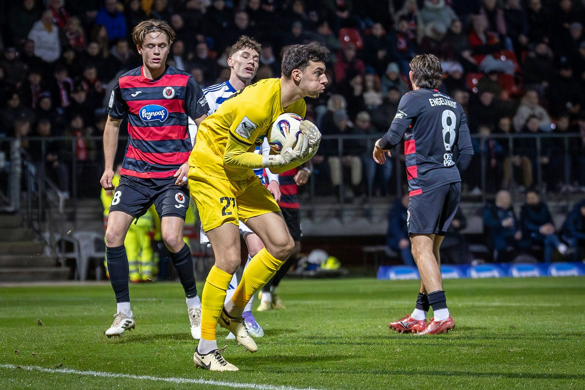 3. Liga: FC Viktoria Köln - MSV Duisburg, 21.12.2025 Arne Schulz Viktoria Köln, 27 hält Viktoria Köln im Spiel Köln, 21.12.2025, 19. Spieltag der 3. Fußball-Liga, FC Viktoria Köln - MSV Duisburg im Sportpark Hoehenberg in Köln. Die DFL-Bestimmungen verbieten die Verwendung von Fotografien als Bildsequenzen und / oder Quasi-Videos. *** 3 Liga FC Viktoria Köln MSV Duisburg, 21 12 2025 Arne Schulz Viktoria Köln, 27 holds Viktoria Köln in the game Cologne, 21 12 2025, 19 matchday of the 3 soccer league, FC Viktoria Köln MSV Duisburg at Sportpark Hoehenberg in Cologne The DFL regulations prohibit the use of photographs as image sequences and or quasi videos Copyright: xBEAUTIFULxSPORTS/LeahxKohringx