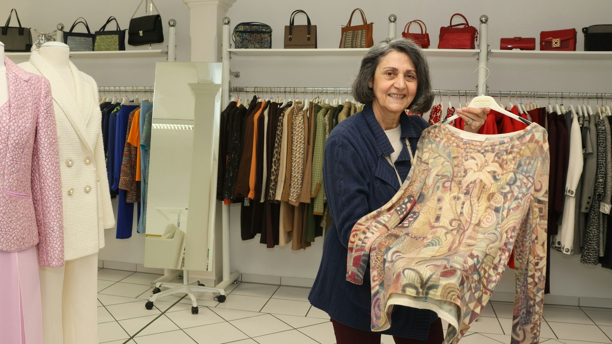 Mahi Degenhard im Ausstellungsraum.