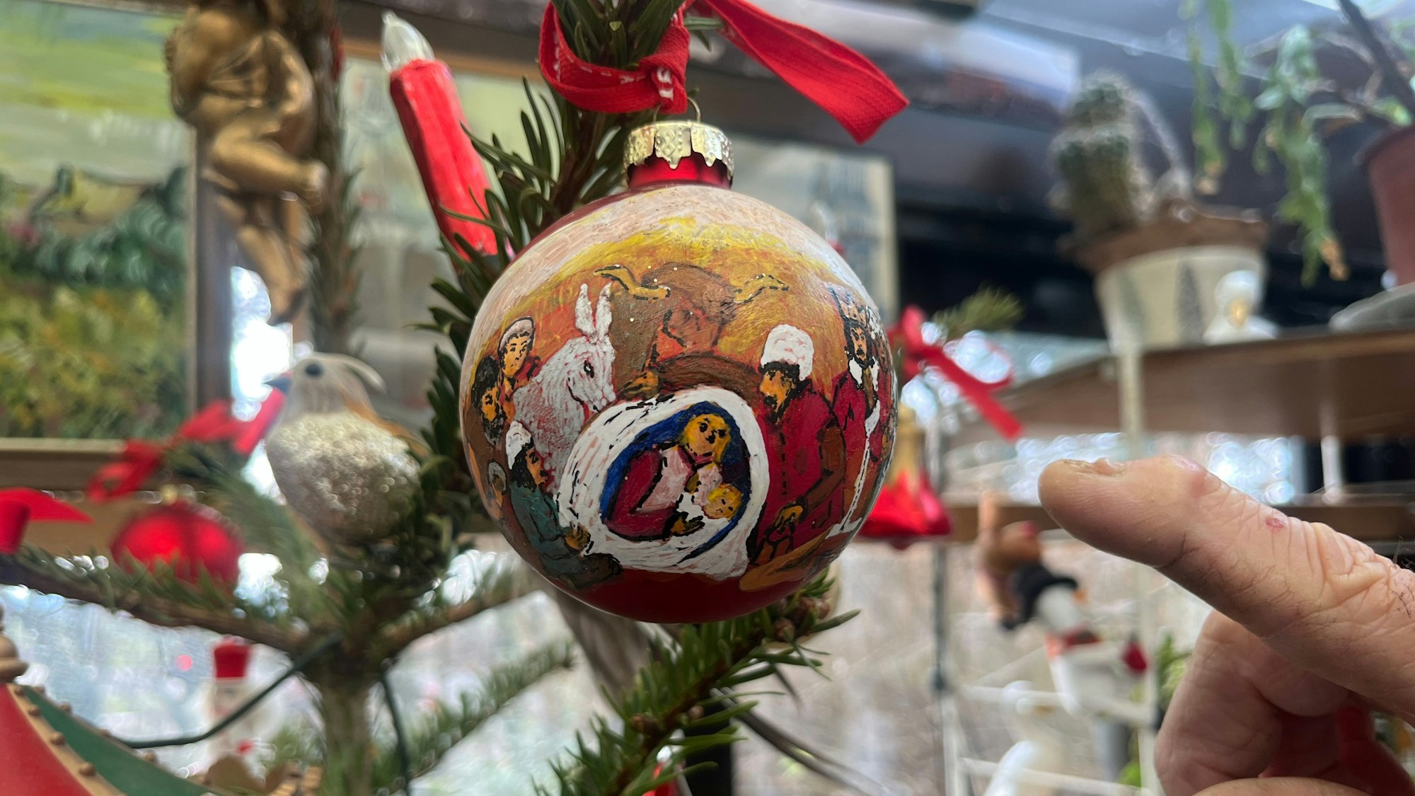 Viele Weihnachtskugeln hat Ulli Bielke höchstselbst zu Kunstwerken veredelt.