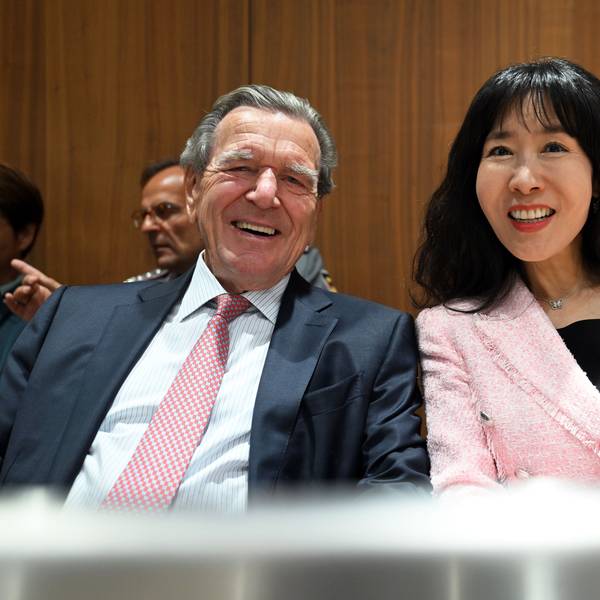 Gerhard Schröder (l), ehemaliger Bundeskanzler, und seine Frau So-yeon Schröder-Kim nehmen an der Sitzung des Niedersächsischen Landtags mit der Wahl des neuen Ministerpräsidenten von Niedersachsen teil.