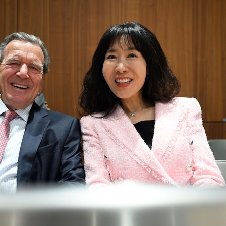 Gerhard Schröder (l), ehemaliger Bundeskanzler, und seine Frau So-yeon Schröder-Kim nehmen an der Sitzung des Niedersächsischen Landtags mit der Wahl des neuen Ministerpräsidenten von Niedersachsen teil.