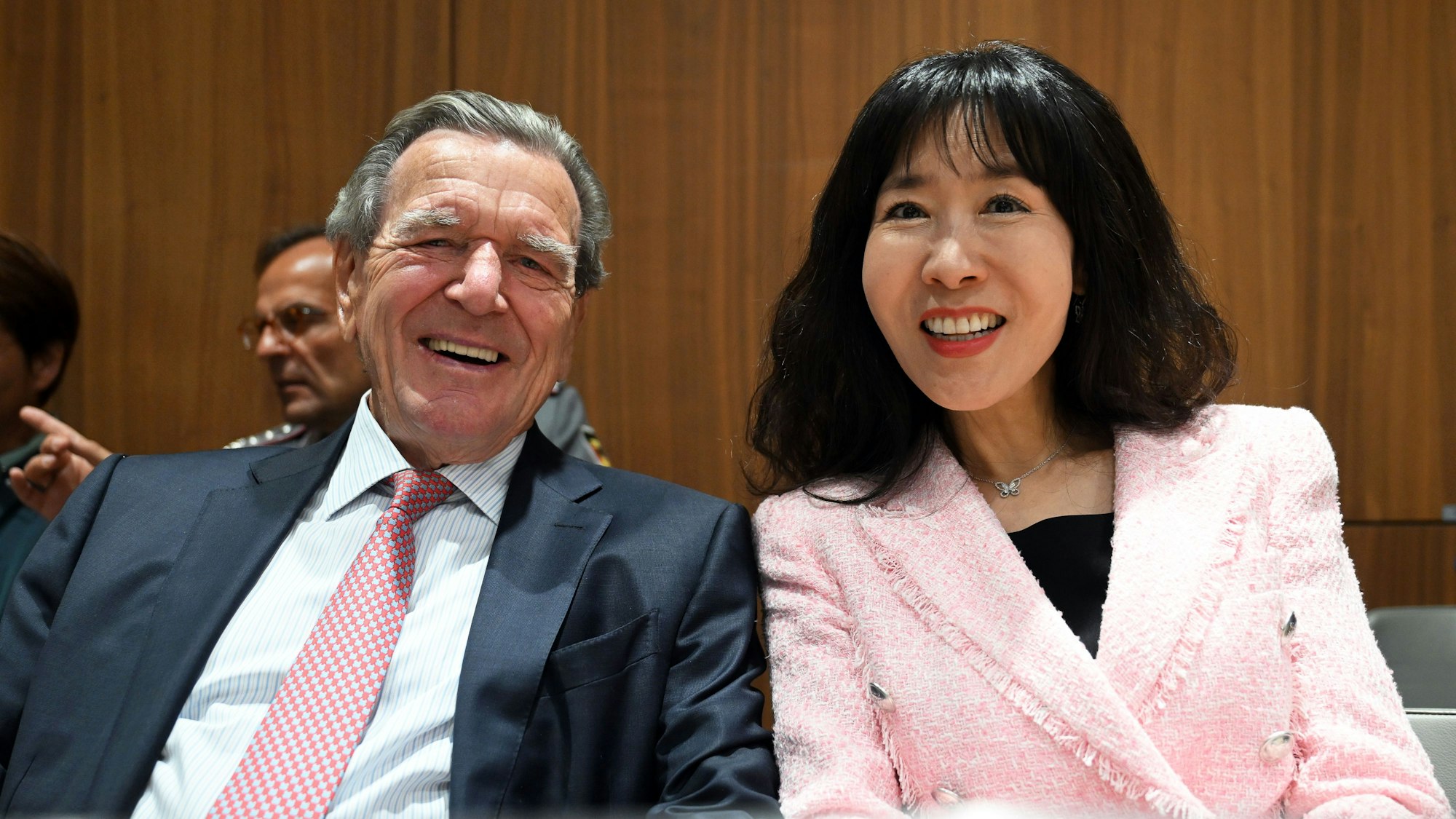 Gerhard Schröder (l), ehemaliger Bundeskanzler, und seine Frau So-yeon Schröder-Kim nehmen an der Sitzung des Niedersächsischen Landtags mit der Wahl des neuen Ministerpräsidenten von Niedersachsen teil.
