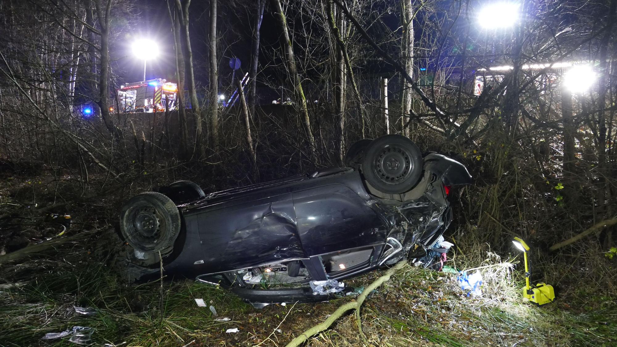 Der Opel Astra durchschlug einen Zaun, mehrere Bäume und kam auf dem Dach zum Liegen.