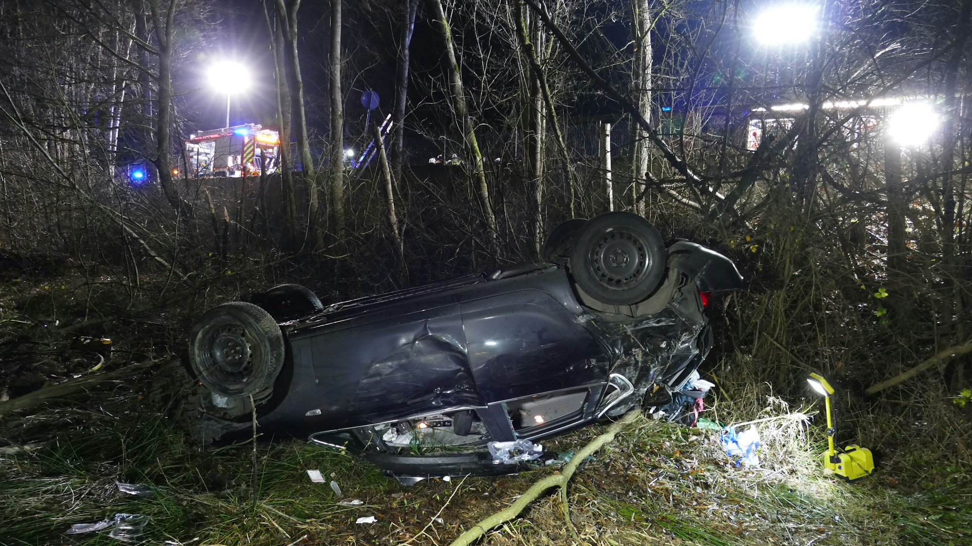 Der Opel Astra durchschlug einen Zaun, mehrere Bäume und kam auf dem Dach zum Liegen.