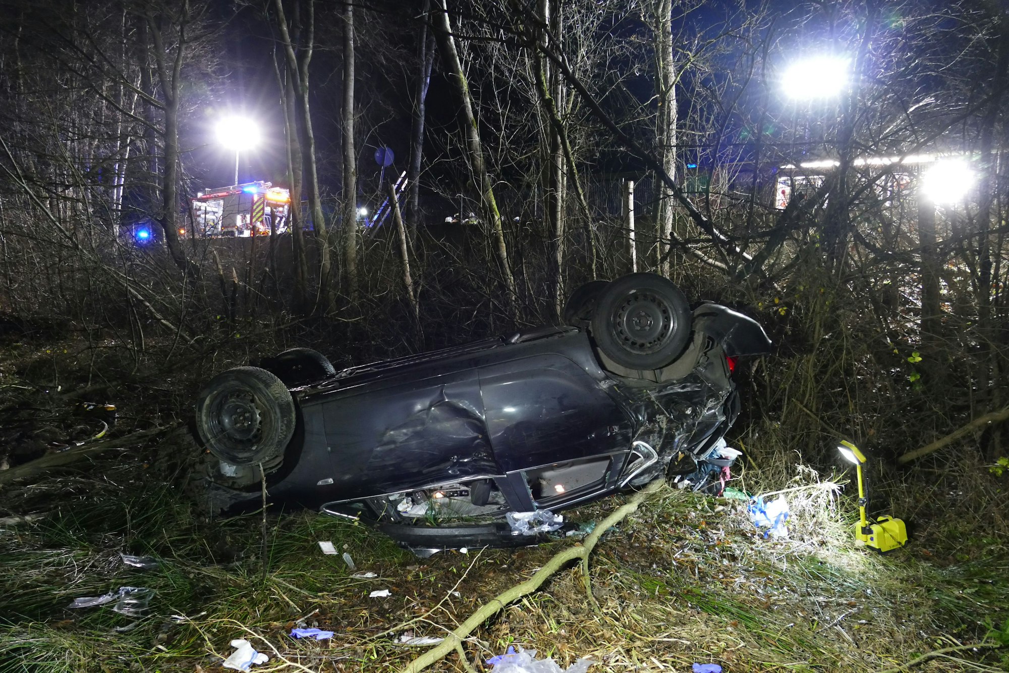 Der Opel Astra durchschlug einen Zaun, mehrere Bäume und kam auf dem Dach zum Liegen.
