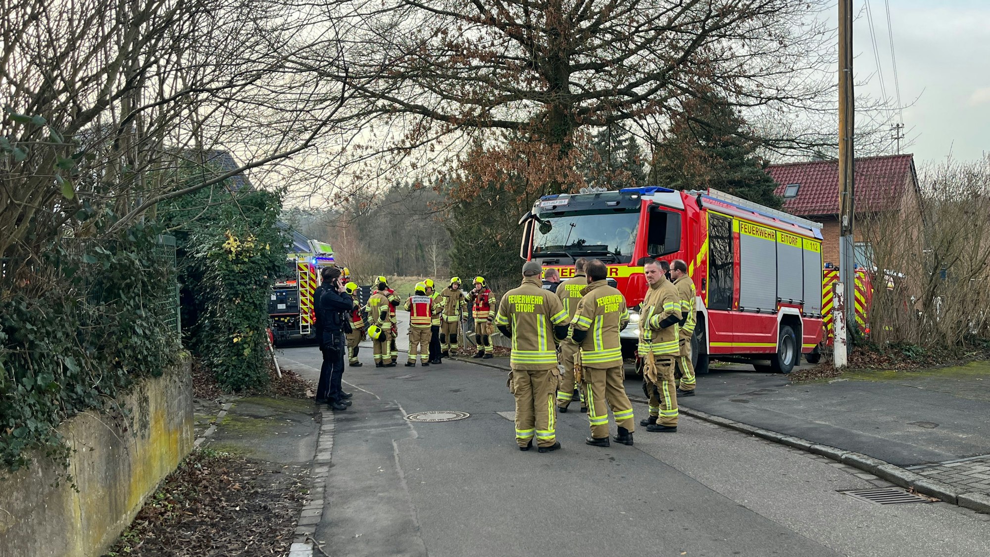 30 Einsatzkräfte waren zur Dorfstraße ausgerückt.
