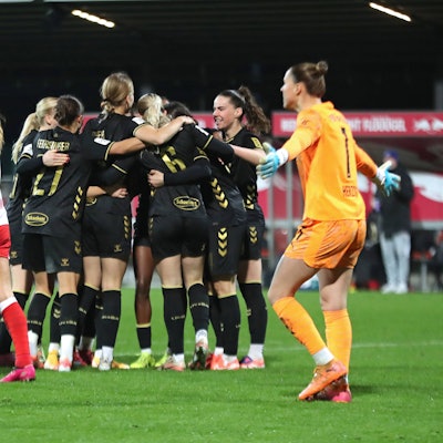Google Pixel Frauen-Bundesliga, RB Leipzig - 1. FC Köln 21.12.2025 Tor-Jubel beim Team des 1. FC Köln. Fußball, Google Pixel Frauen-Bundesliga, Saison 2025/ 2026, 14. Spieltag: RB Leipzig vs. 1. FC Köln am 21.12.2025, Trainingszentrum Cottaweg, Leipzig. DFB REGULATIONS PROHIBIT ANY USE OF PHOTOGRAPHS AS IMAGE SEQUENCES AND/OR QUASI-VIDEO. *** Google Pixel Womens Bundesliga, RB Leipzig 1 FC Köln 21 12 2025 Goal Cheering at 1 FC Köln Soccer Team, Google Pixel Womens Bundesliga, Season 2025 2026, 14 Matchday RB Leipzig vs 1 FC Köln on 21 12 2025, Training Center Cottaweg, Leipzig DFB REGULATIONS PROHIBIT ANY USE OF PHOTOGRAPHS AS IMAGE SEQUENCES AND OR QUASI VIDEO Copyright: xBEAUTIFULxSPORTS/JanxKaeferx