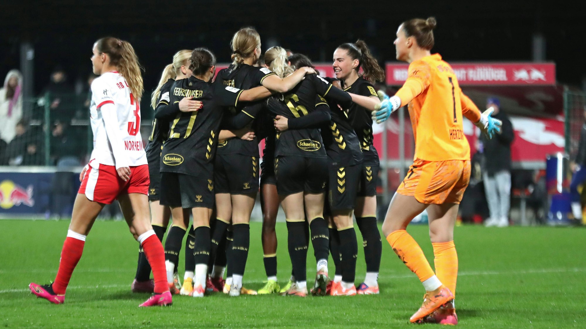 Google Pixel Frauen-Bundesliga, RB Leipzig - 1. FC Köln 21.12.2025 Tor-Jubel beim Team des 1. FC Köln. Fußball, Google Pixel Frauen-Bundesliga, Saison 2025/ 2026, 14. Spieltag: RB Leipzig vs. 1. FC Köln am 21.12.2025, Trainingszentrum Cottaweg, Leipzig. DFB REGULATIONS PROHIBIT ANY USE OF PHOTOGRAPHS AS IMAGE SEQUENCES AND/OR QUASI-VIDEO. *** Google Pixel Womens Bundesliga, RB Leipzig 1 FC Köln 21 12 2025 Goal Cheering at 1 FC Köln Soccer Team, Google Pixel Womens Bundesliga, Season 2025 2026, 14 Matchday RB Leipzig vs 1 FC Köln on 21 12 2025, Training Center Cottaweg, Leipzig DFB REGULATIONS PROHIBIT ANY USE OF PHOTOGRAPHS AS IMAGE SEQUENCES AND OR QUASI VIDEO Copyright: xBEAUTIFULxSPORTS/JanxKaeferx