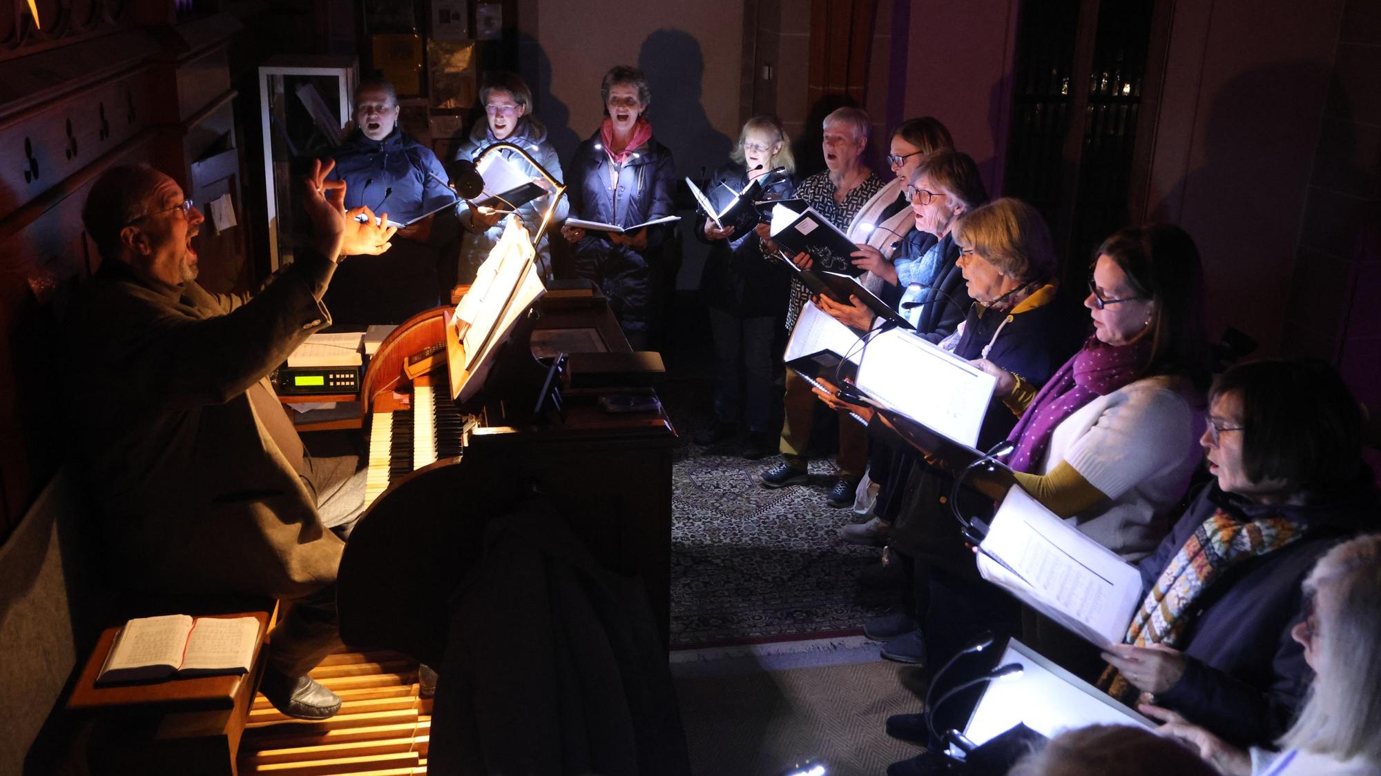 Tochter Zion: Mit außergewöhnlicher stimmlicher Reinheit begeisterte das Vokalensemble „A Cappella Köln“ unter Leitung von Dirk van Betteray die Zuhörer bei einer „musikalischen Meditation im Kerzenschein“ in der Kirche St. Mariä Heimsuchung in Morsbach-Holpe. Fotos: Börsch/Kupper/Joost