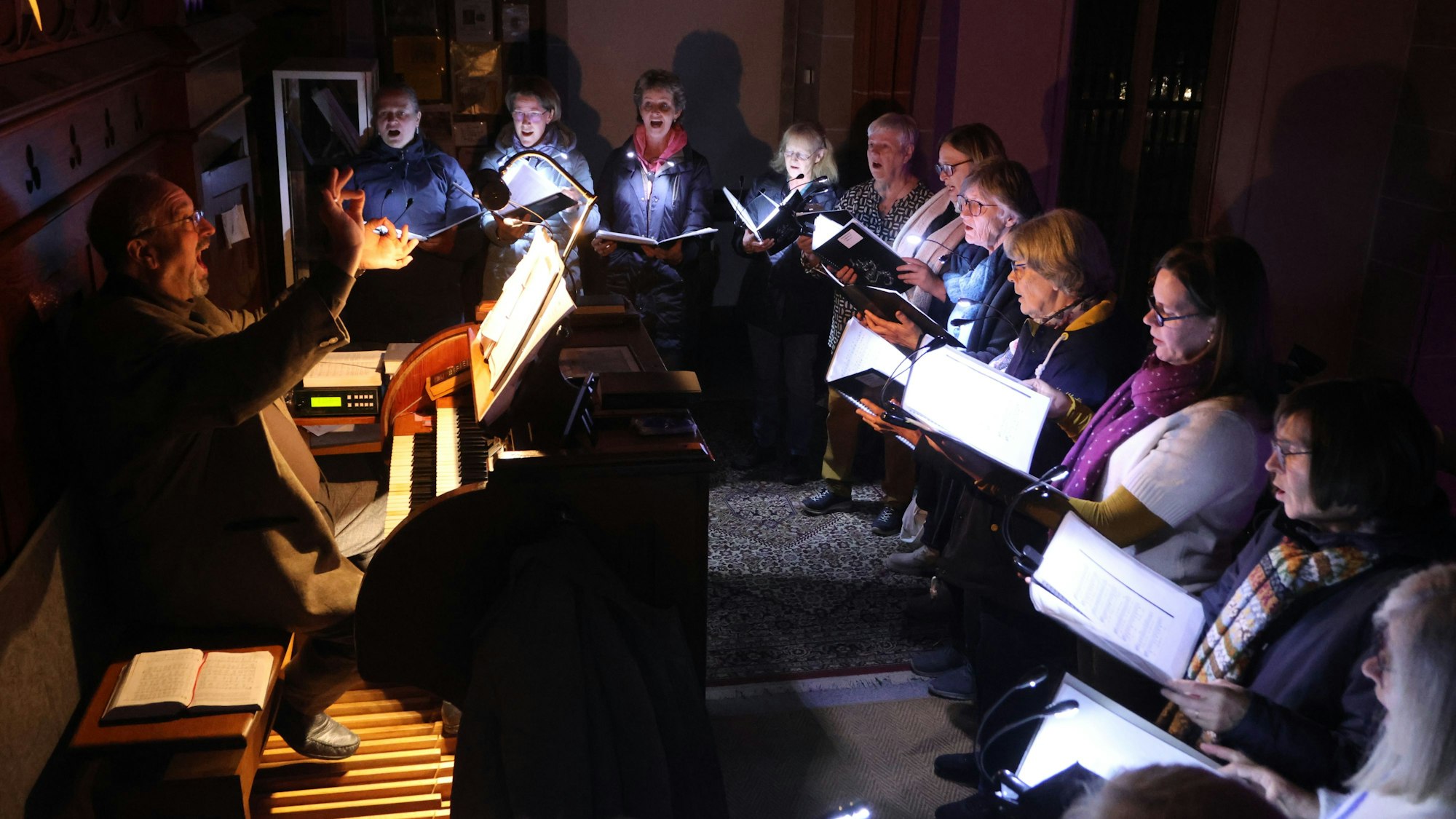 Tochter Zion: Mit außergewöhnlicher stimmlicher Reinheit begeisterte das Vokalensemble „A Cappella Köln“ unter Leitung von Dirk van Betteray die Zuhörer bei einer „musikalischen Meditation im Kerzenschein“ in der Kirche St. Mariä Heimsuchung in Morsbach-Holpe. Fotos: Börsch/Kupper/Joost