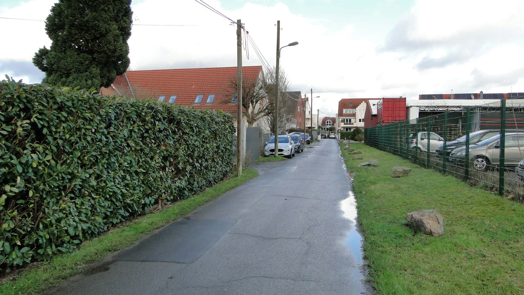 Im Bereich der Kita Regenbogen verhindern die Findlinge auf dem Seitenstreifen, dass sich der Grünstreifen durch ausweichende Kfz in Matsch verwandelt - schränken aber auch den Raum für Ausweichmanöver weiter ein.