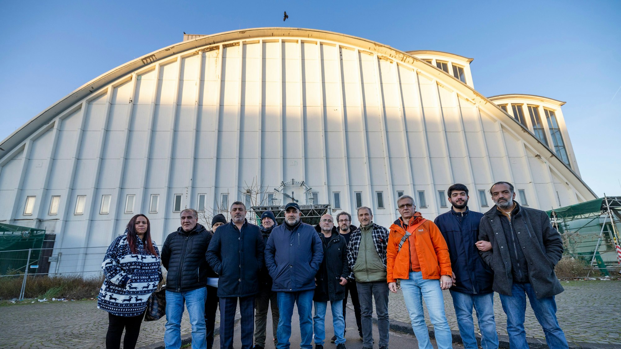 Händler vom Kölner Großmarkt stehen vor der Großmarkthalle.