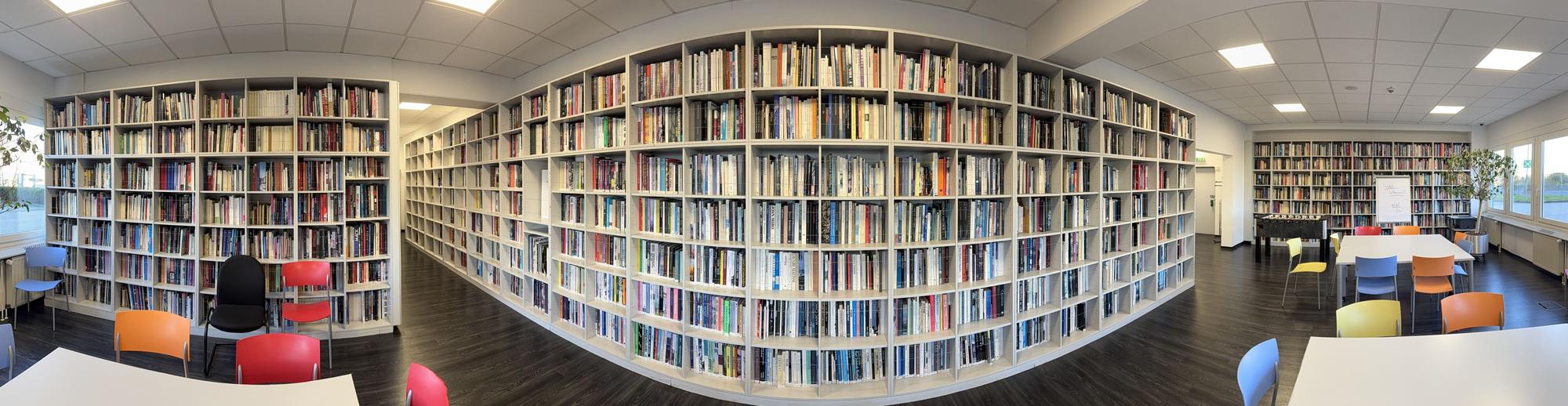 Auf dem Bild ist eine Panoramaaufnahme der Bibliothek zu sehen.