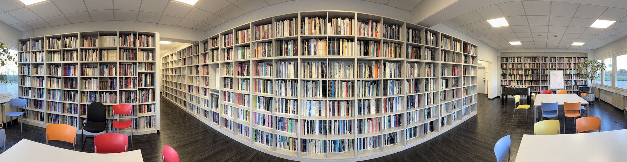 Auf dem Bild ist eine Panoramaaufnahme der Bibliothek zu sehen.