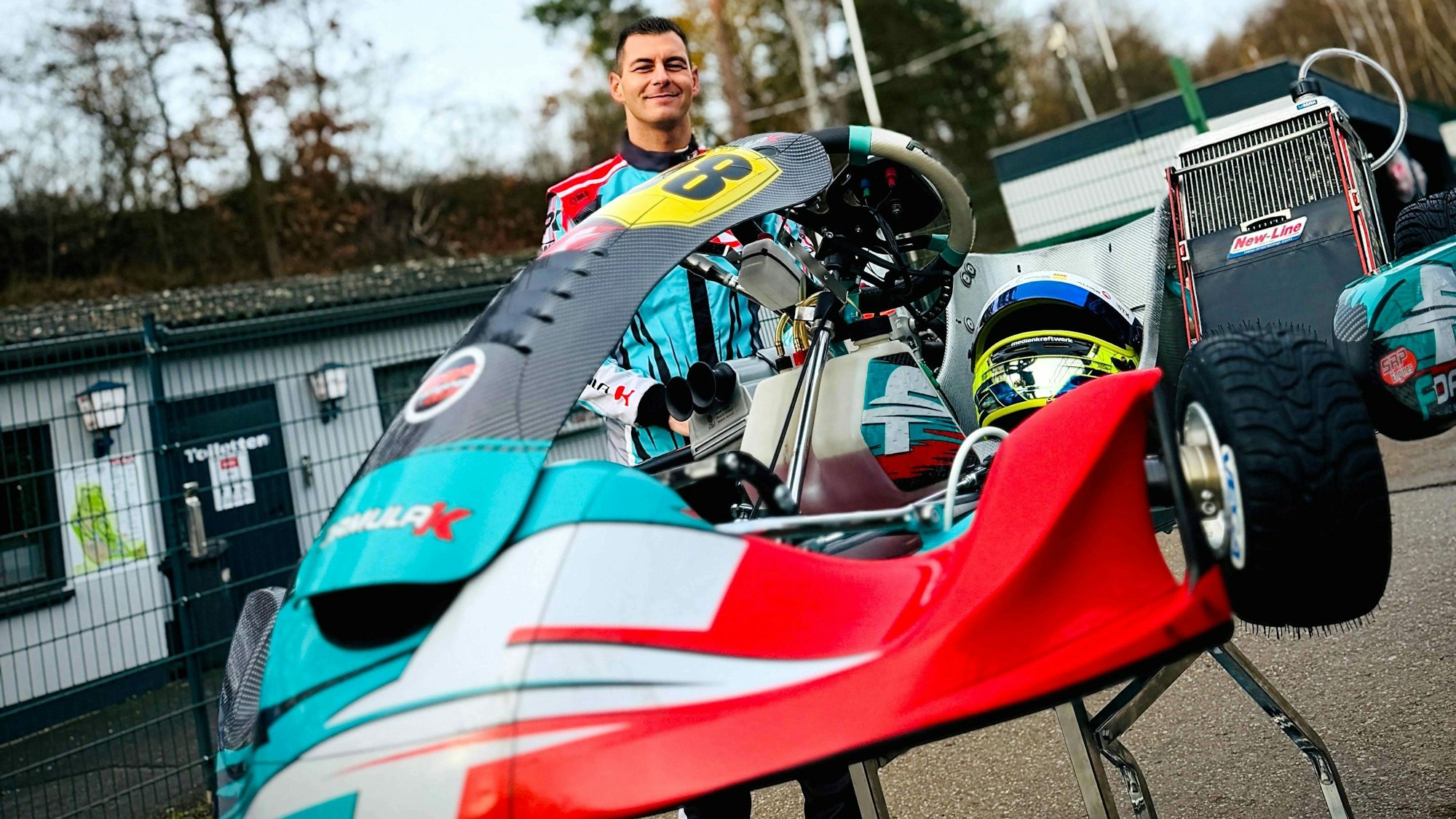 Rennfahrer Tobias Müller steht hinter seinem Rennkart