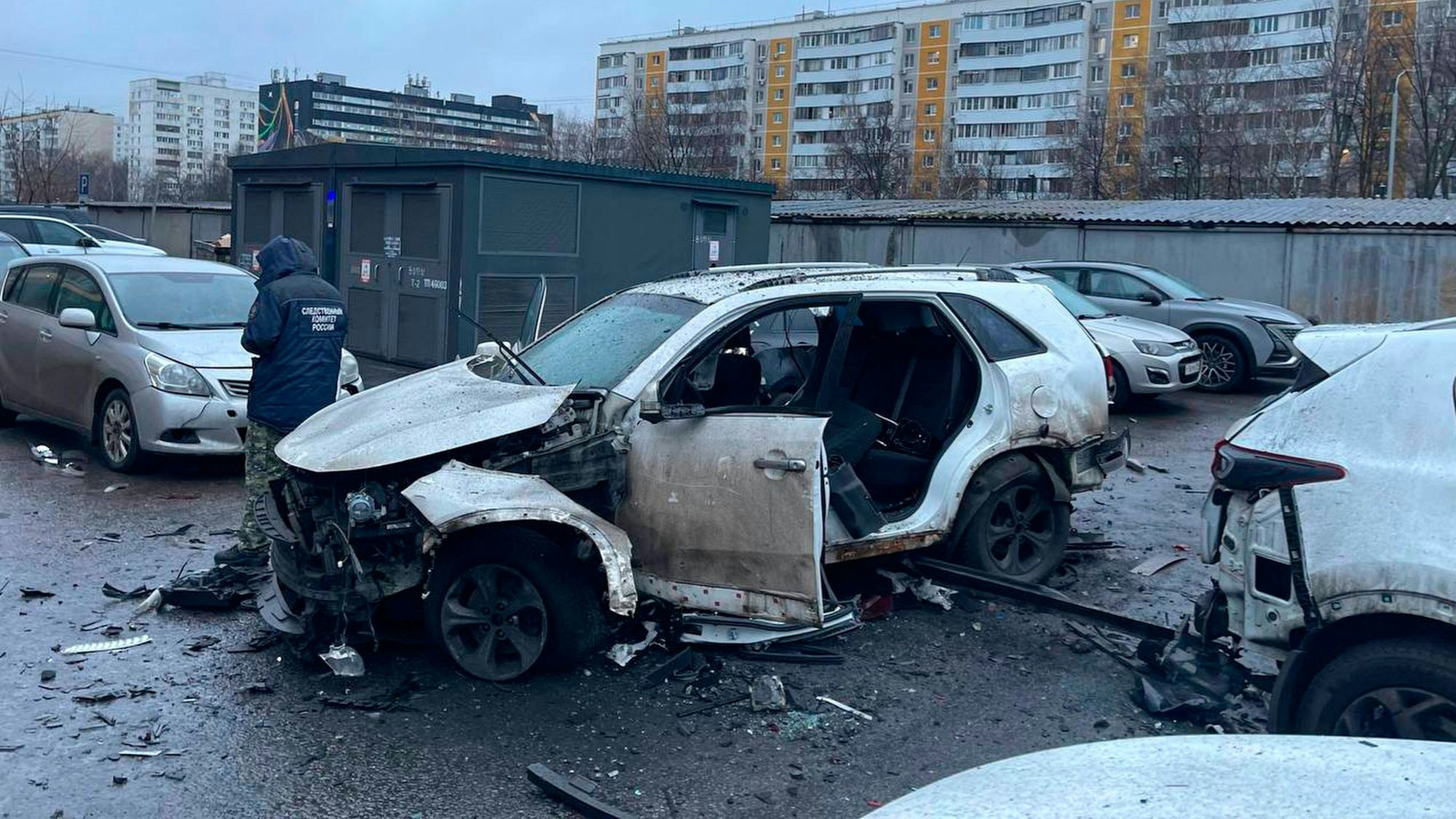 In Moskau ist laut russischen Behörden General Fanil Sarwarow Opfer eines Anschlags geworden. Offizielle Bilder sollen das zerstörte Auto zeigen.