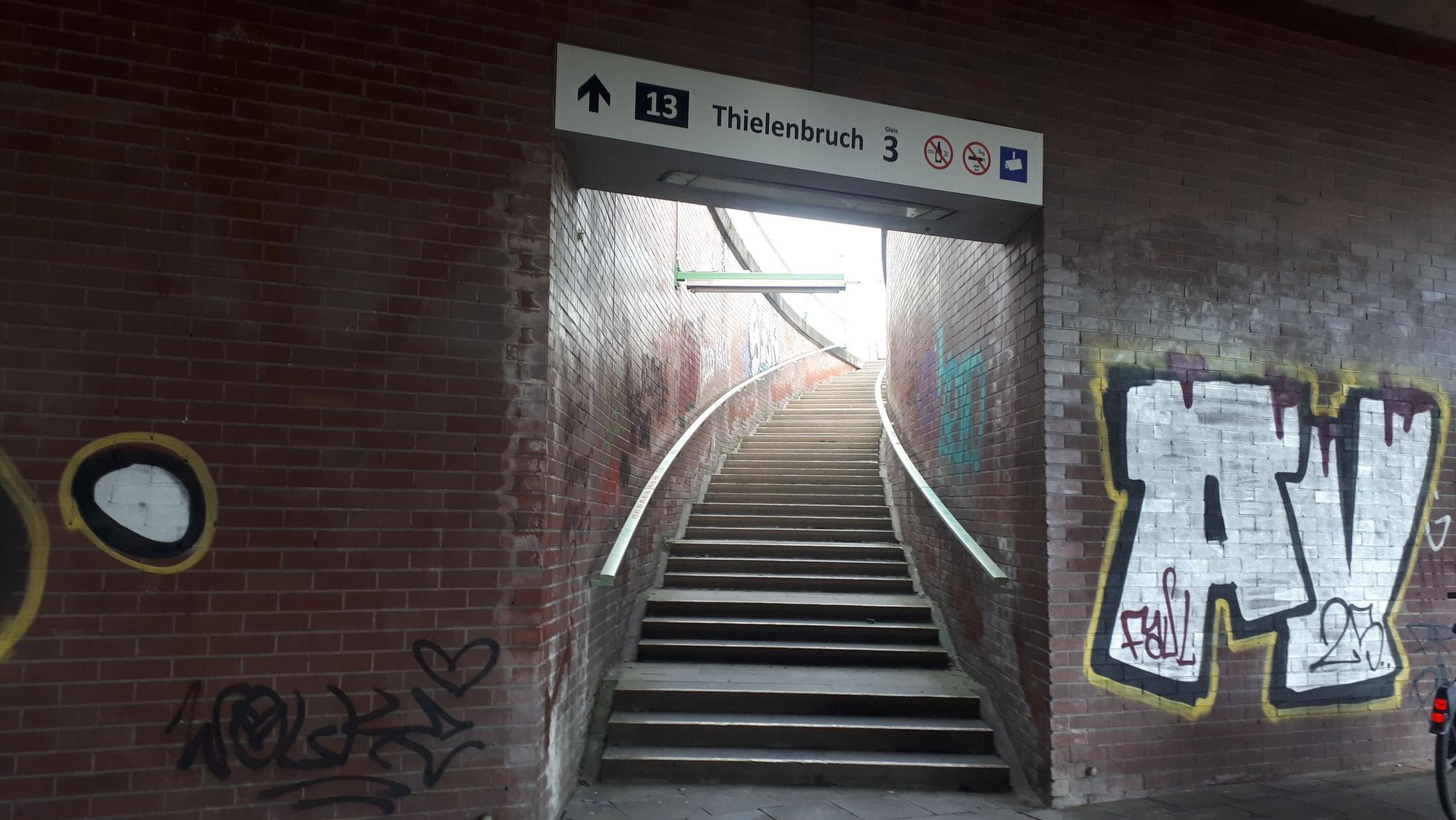Der Treppenaufgang zum Haltepunkt der Linie 13 Slabystraße ist zu sehen.