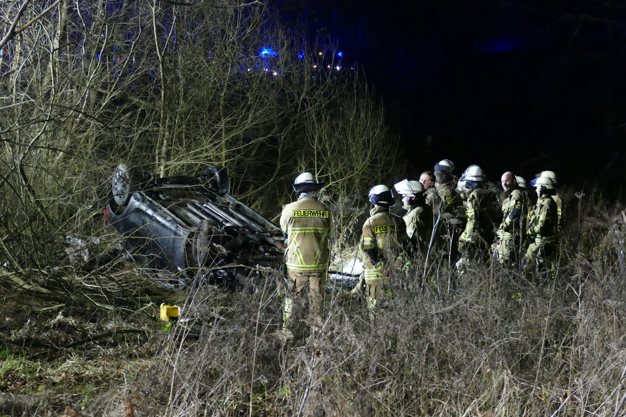 Feuerwehrleute begutachten das Wrack.
