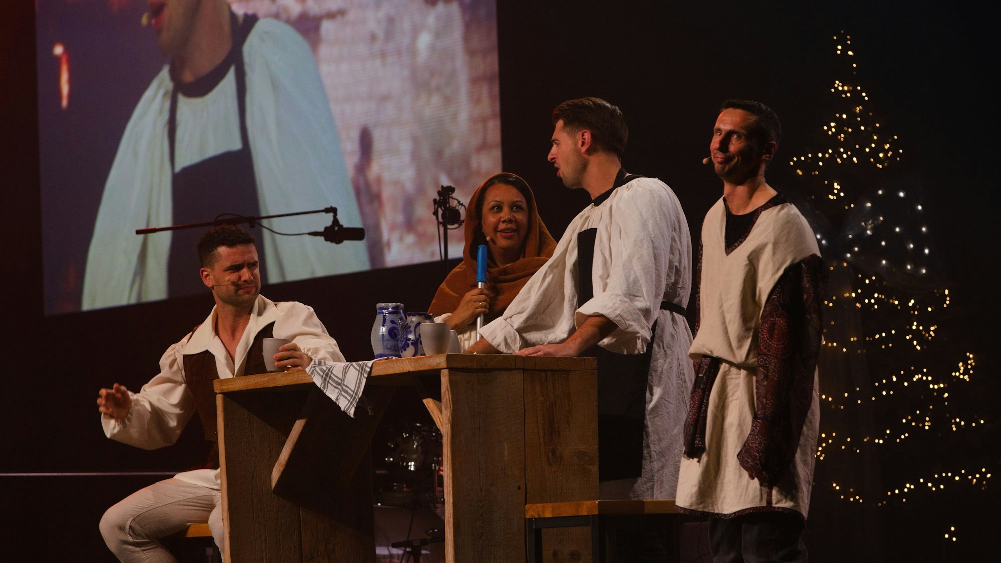 O Tannenbaum: Zum Mitsing-Event der Kirche für Oberberg in der Schwalbe-Arena gehörte wieder ein aufwendiges Bühnenbild.