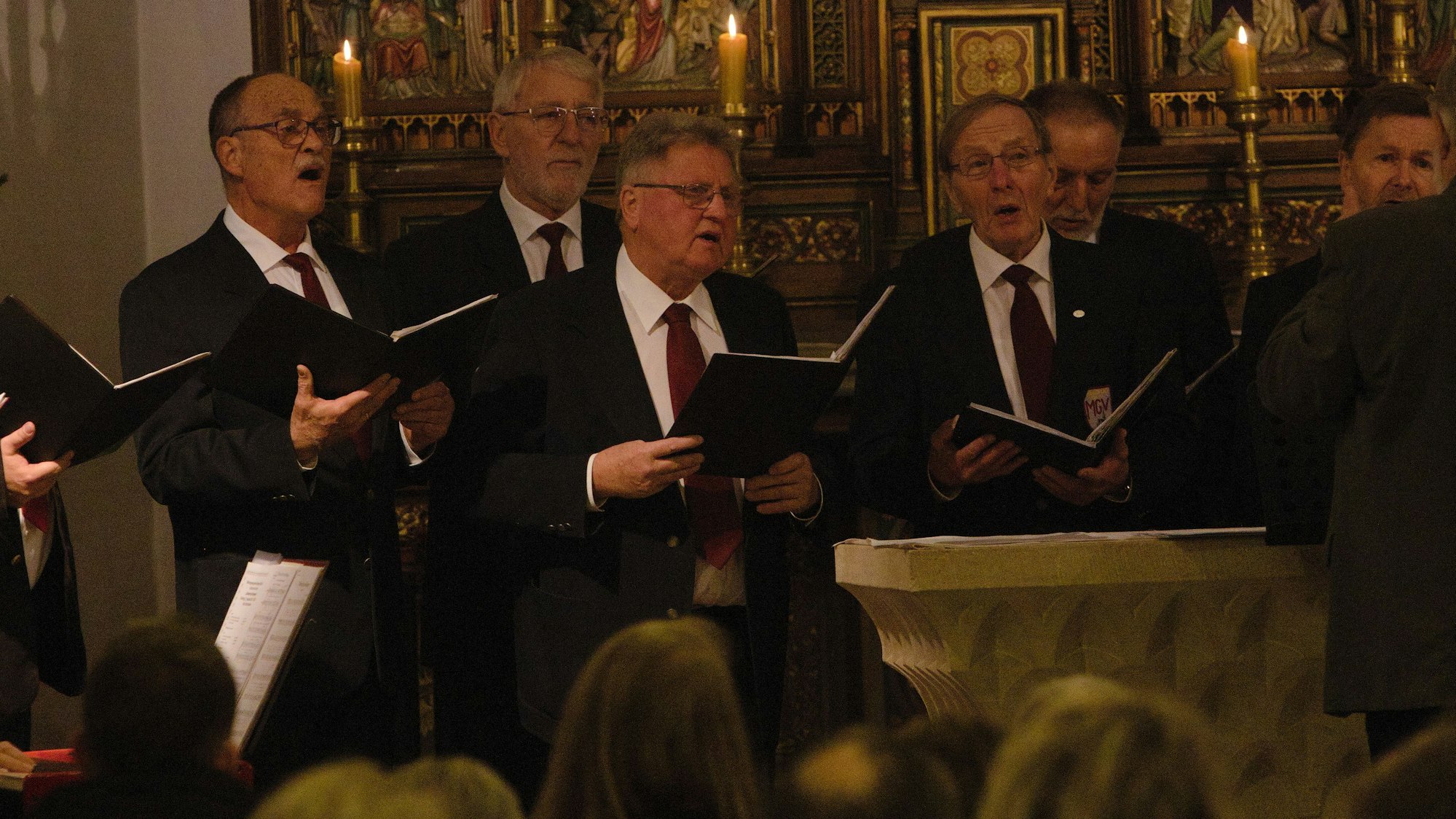 Es ist ein Ros’ entsprungen: Der Männergesangverein und der Gospelchor sangen in der katholischen Kirche St. Johannes in Wipperfürth-Kreuzberg.
