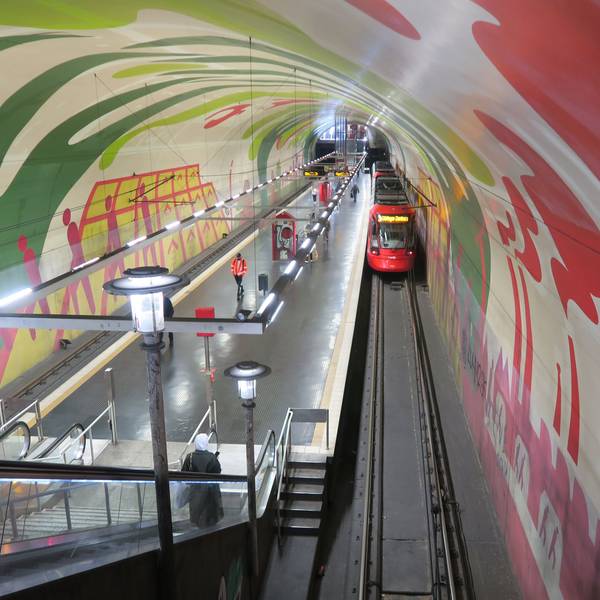 An einer Station in einem U-Bahn-Tunnel prangt ein vielfarbiges Wandgemälde.