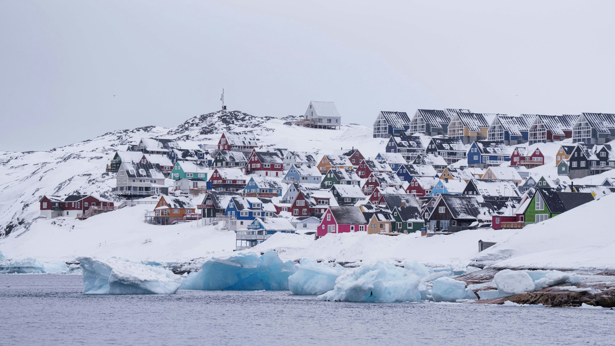 Grönland: Bunte, schneebedeckte Häuser in Nuuk. Die USA sind sehr an der arktischen Insel interessiert.