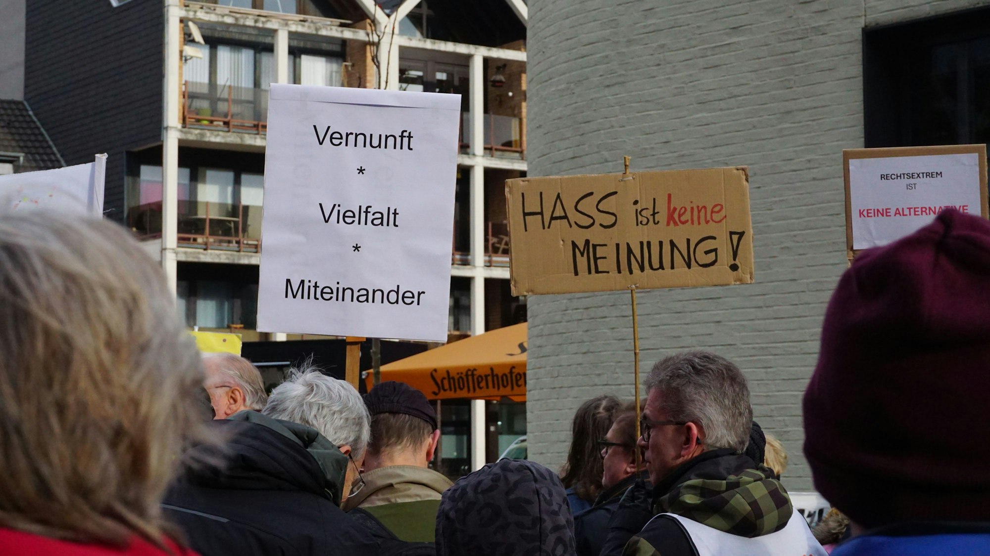 Zahlreiche Schilder und Plakate der Demonstrierenden sprechen sich gegen die Politik der AfD und für Vielfalt und Demokratie aus.