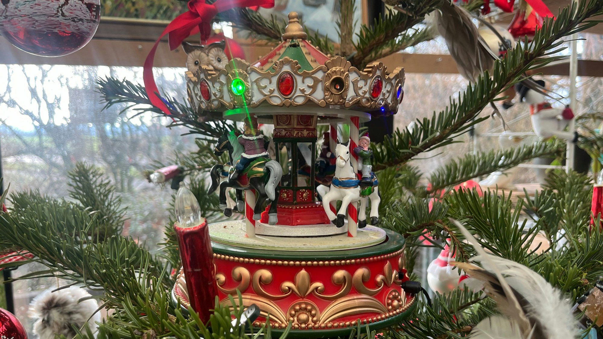 Mitten im Baum dreht sich ein Spieluhr-Karussell.