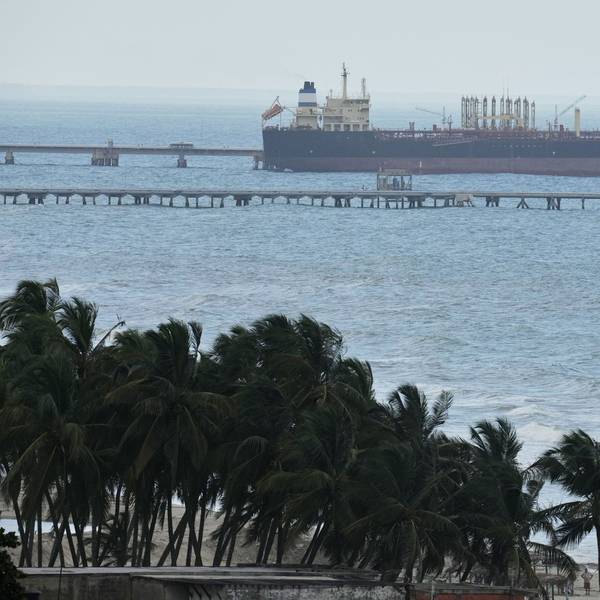 Der Öltanker Evana liegt im Hafen von El Palito in Puerto Cabello vor Anker.