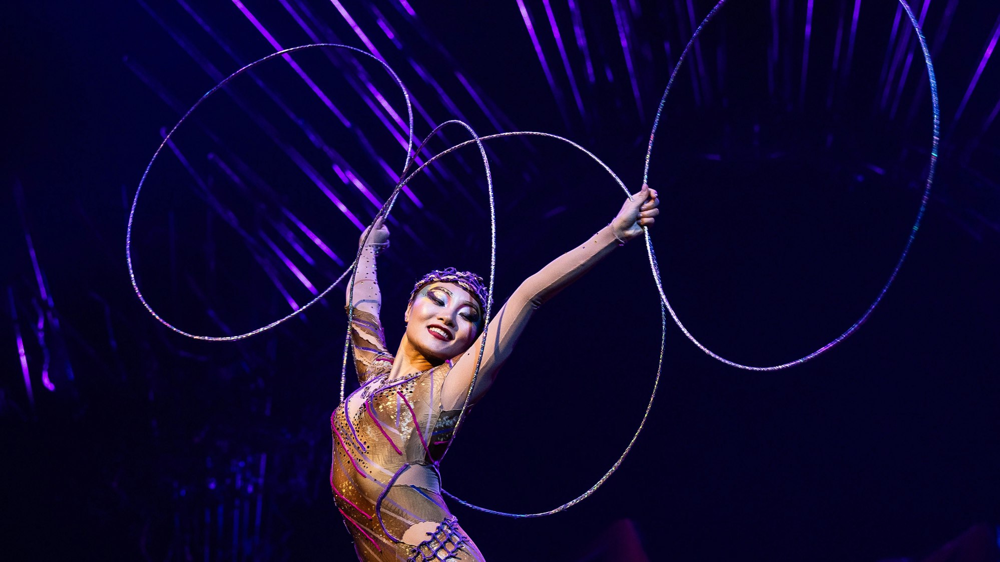 Ein Mitglied der Truppe The Bronx jongliert mit Hula-Hoop-Reifen.