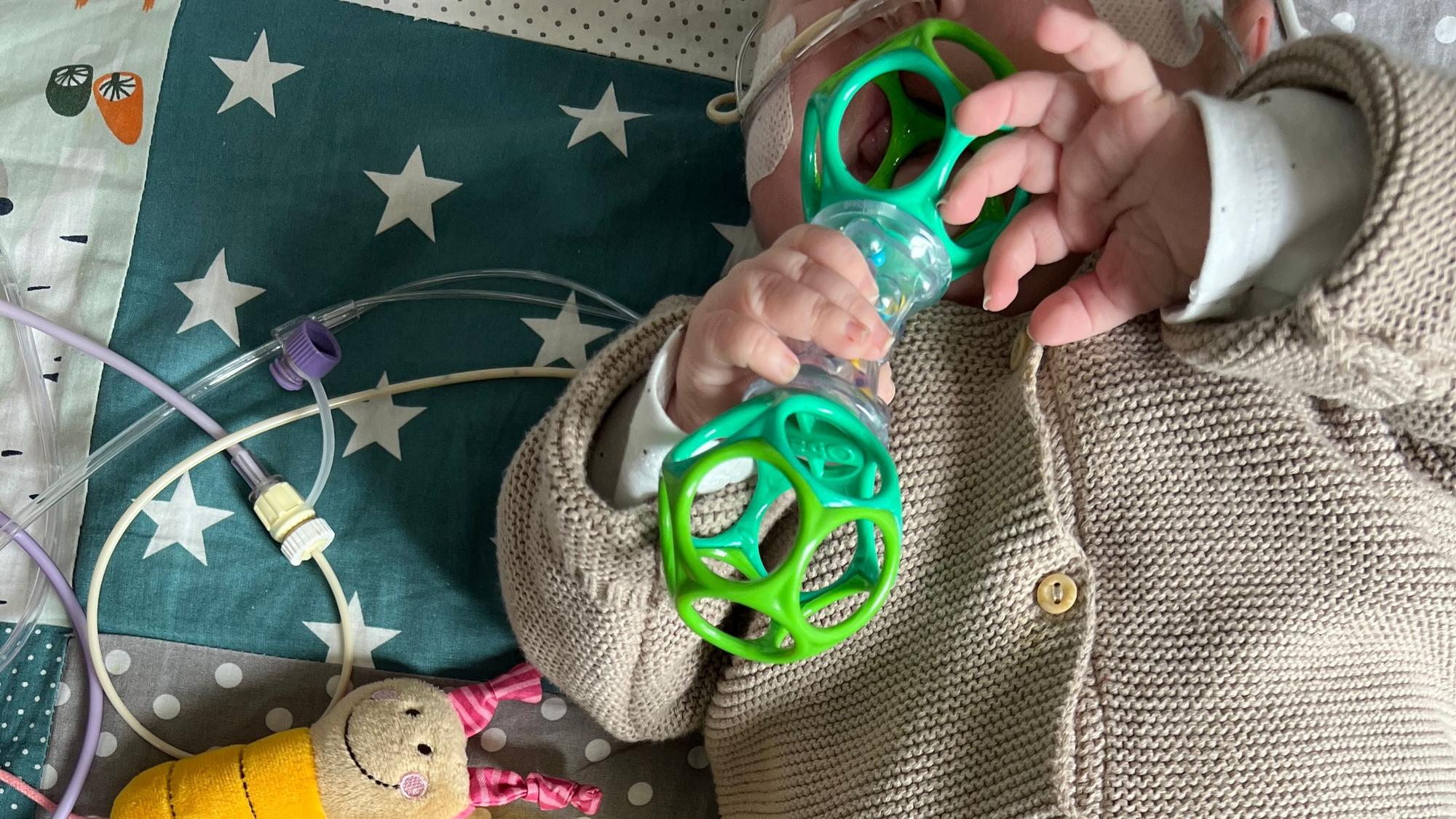 Babyzeit zwischen Kabeln und Spritzen: Mit fünf Monaten bekam das Mädchen ihr neues Herz.