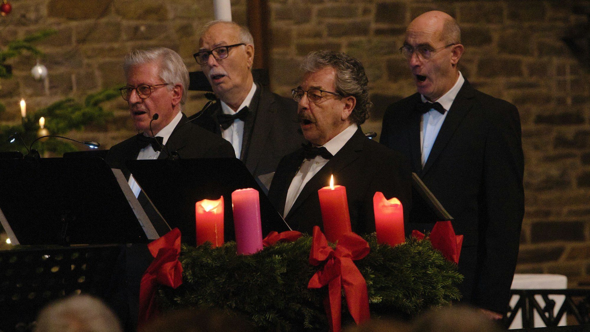 Zu Bethlehem geboren: Der Quartettverein „Die Räuber“ aus Gummersbach gab ein Weihnachtskonzert in die Marienheider Montfortkirche.