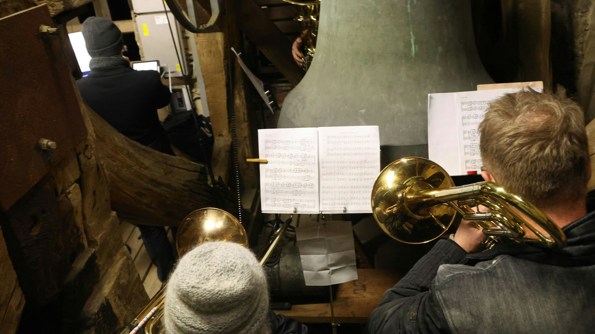 Süßer die Glocken nie klingen: Der Posaunenchor Wirtenbach spielte in der engen Glockenstube der evangelischen Kirche in Nümbrecht.