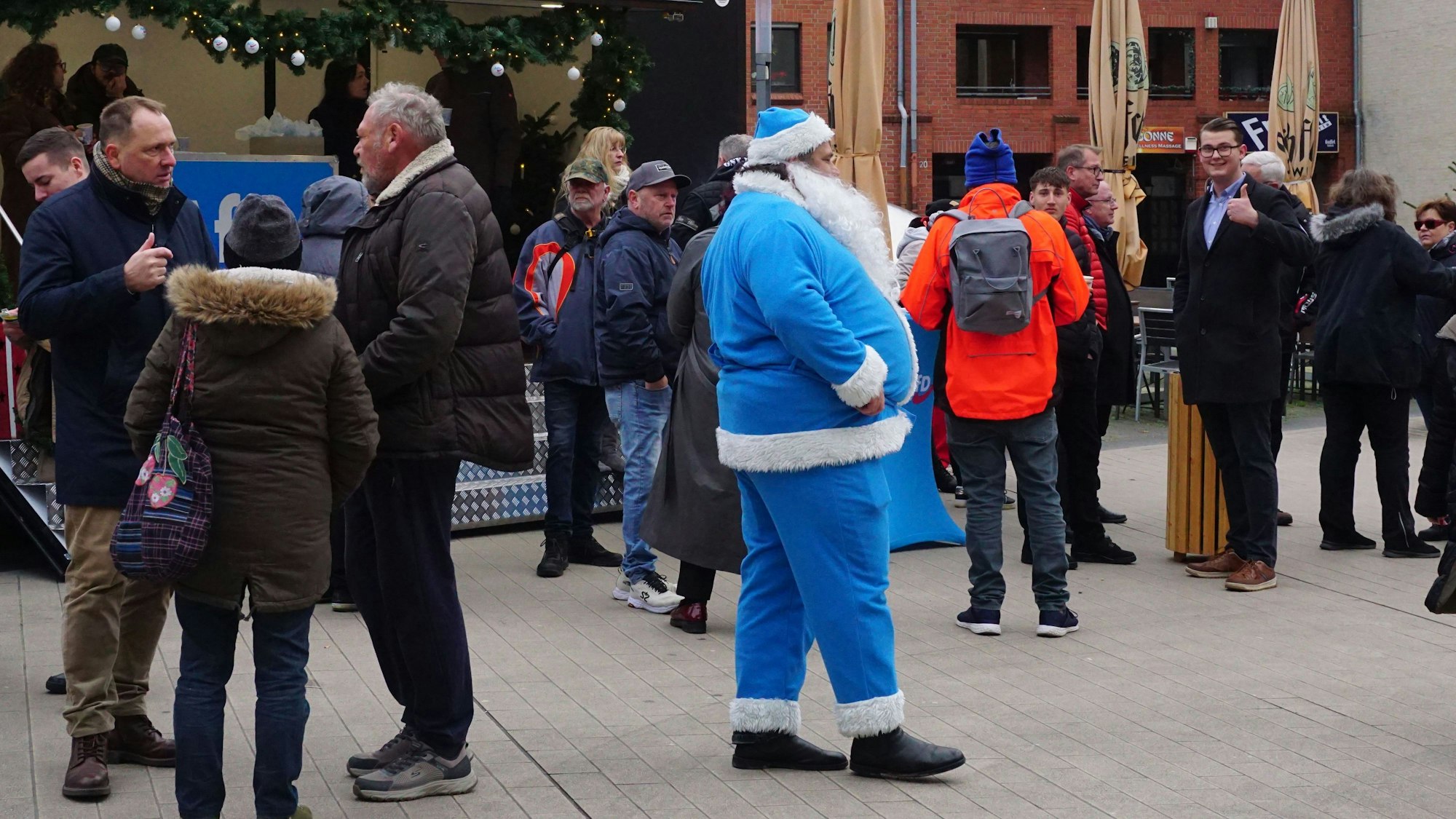Am Stand der AfD-Landtagsfraktion versammelten sich rund 20 Menschen. Ein blauer Weihnachtsmann lud Passanten zu Glühwein und Keksen ein.