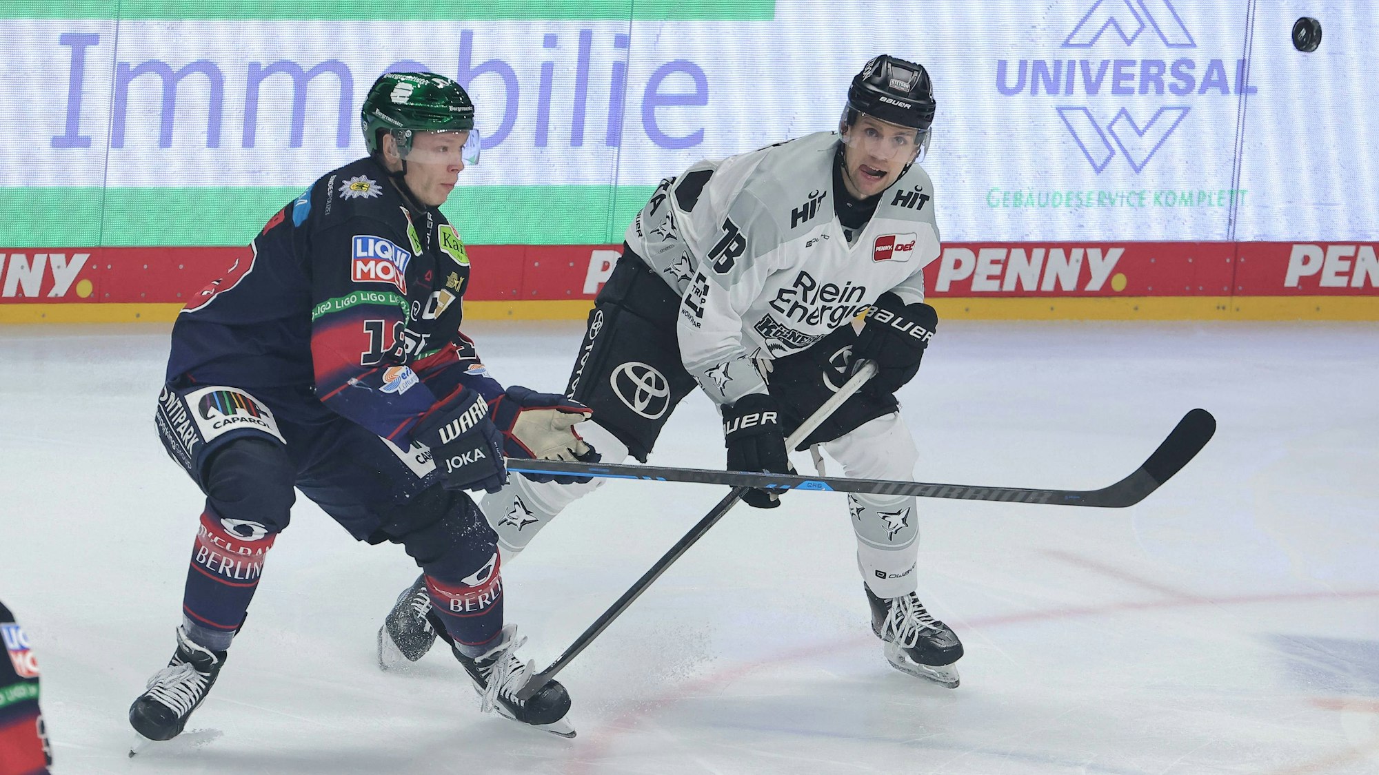 Berlins Kapitän Jonas Müller (l.) und Haie-Stürmer Dominik Bokk im Zweikampf.