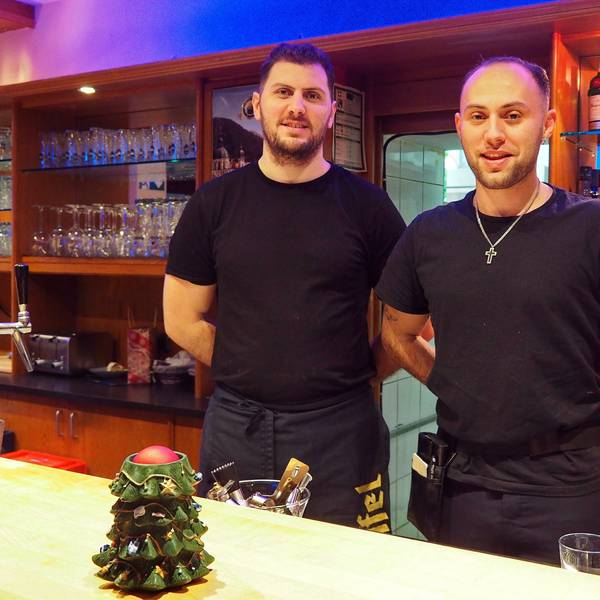 Die Cousins Kristjan Suta und Denis Bushi wollen traditionelle und moderne griechische Küche im „Oela“ bieten.