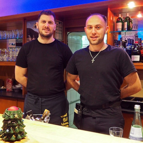 Die Cousins Kristjan Suta und Denis Bushi wollen traditionelle und moderne griechische Küche im „Oela“ bieten.