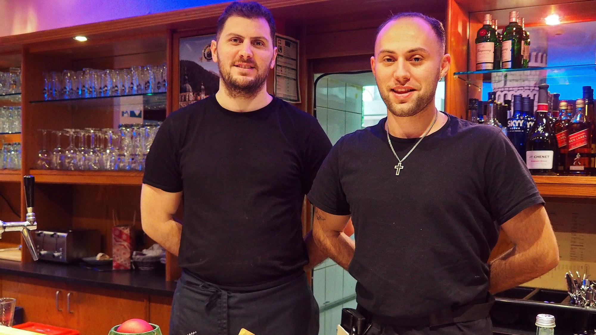 Die Cousins Kristjan Suta und Denis Bushi wollen traditionelle und moderne griechische Küche im „Oela“ bieten.