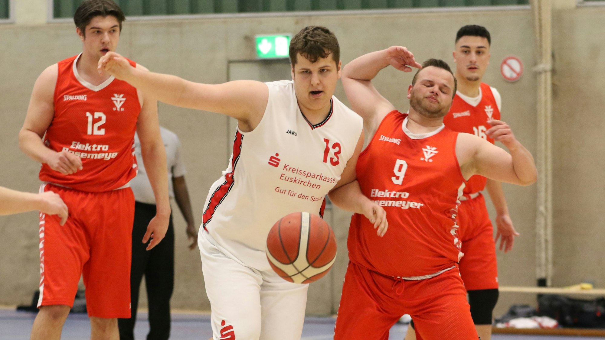 Thomas Stein drückt mit einem Arm seinen Gegenspieler weg.