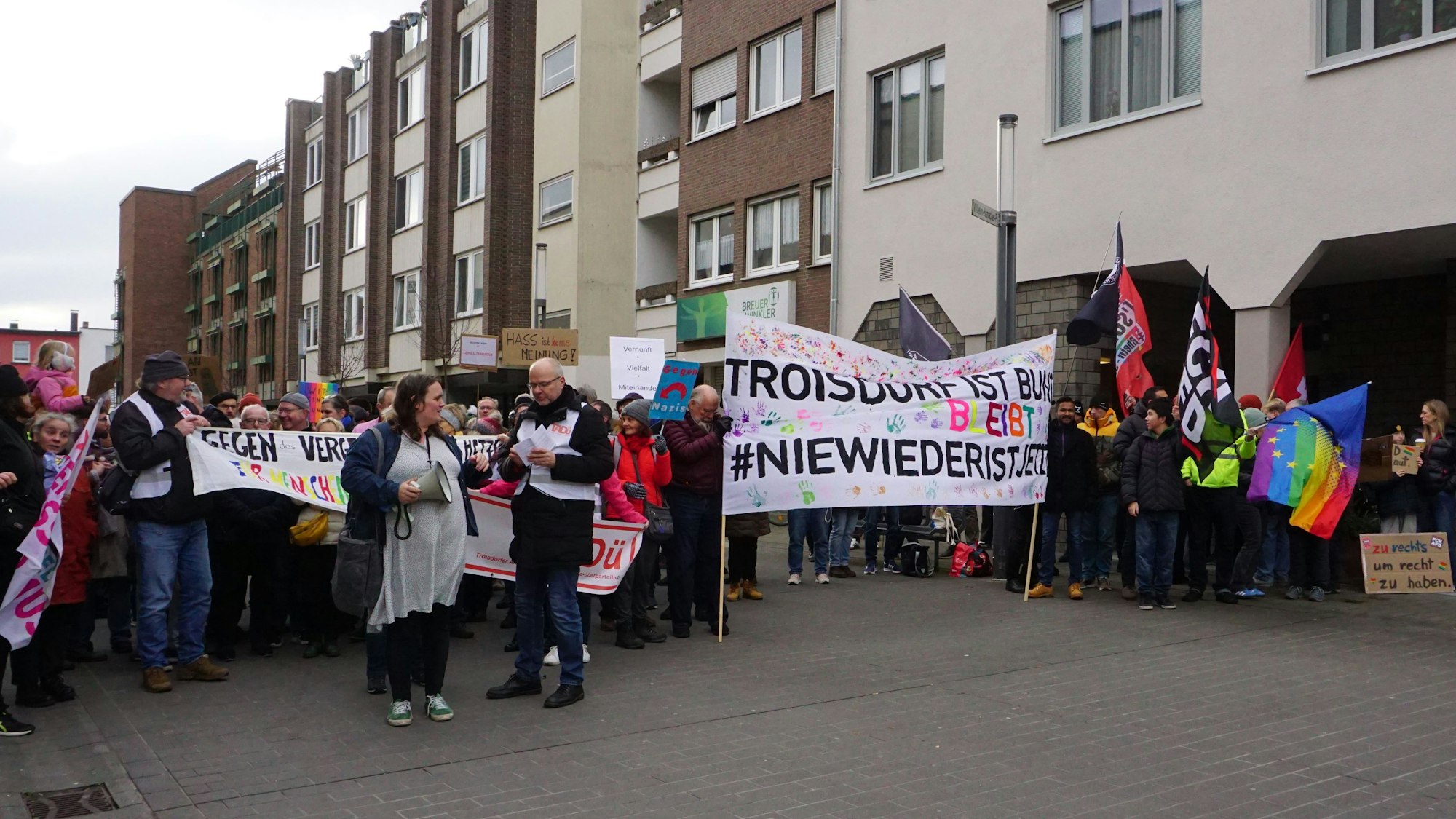 Das Troisdorfer Bündnis Demokratie überparteilich (TADü) hat zu einer Gegendemonstration gegen einen Infostand der AfD-Landtagsfraktion in der Troisdorfer Innenstadt aufgerufen.