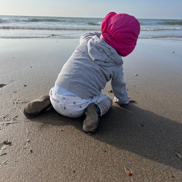 Die erste Reise ans Meer mit dem neuen Herz — das Spenderkind, sagt ihre Mutter, ist in Gedanken dabei.