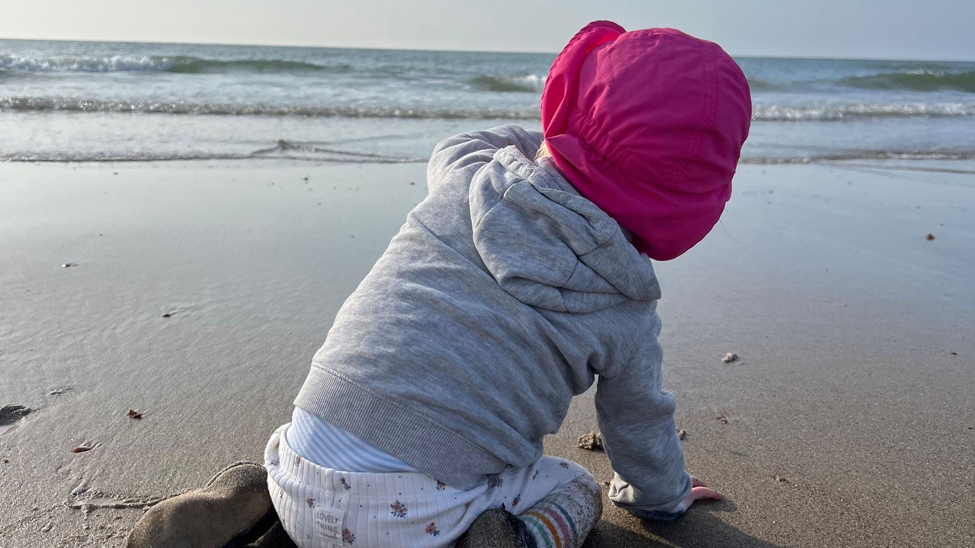Die erste Reise ans Meer mit dem neuen Herz — das Spenderkind, sagt ihre Mutter, ist in Gedanken dabei.