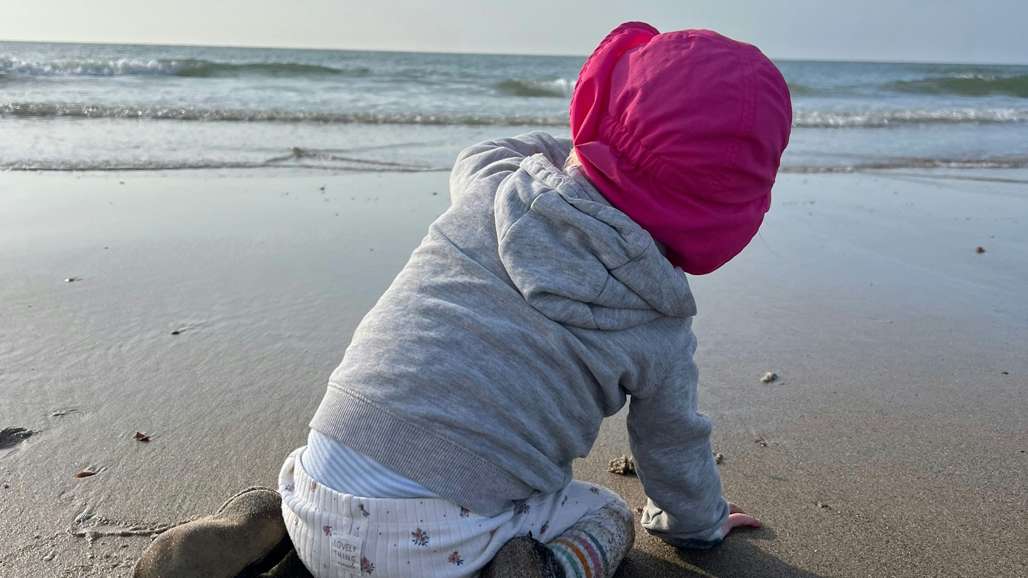 Die erste Reise ans Meer mit dem neuen Herz — das Spenderkind, sagt ihre Mutter, ist in Gedanken dabei.