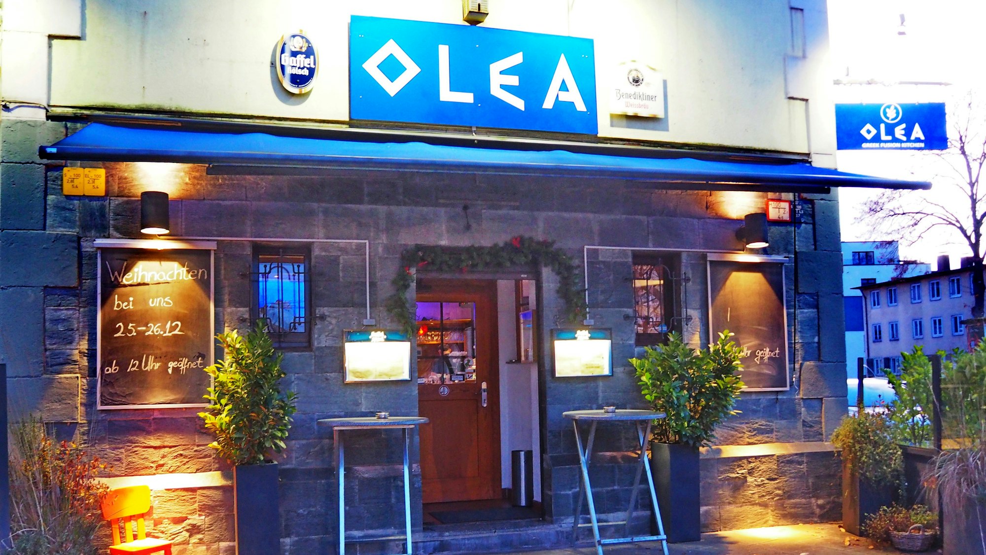 Olea steht über einem Ecklokal.